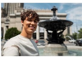 Teacher next to a neo-classical water fountain, center of Madrid