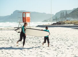 Volunteer Eline helping during a surf session.