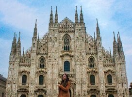 Student poses in front of Duomo